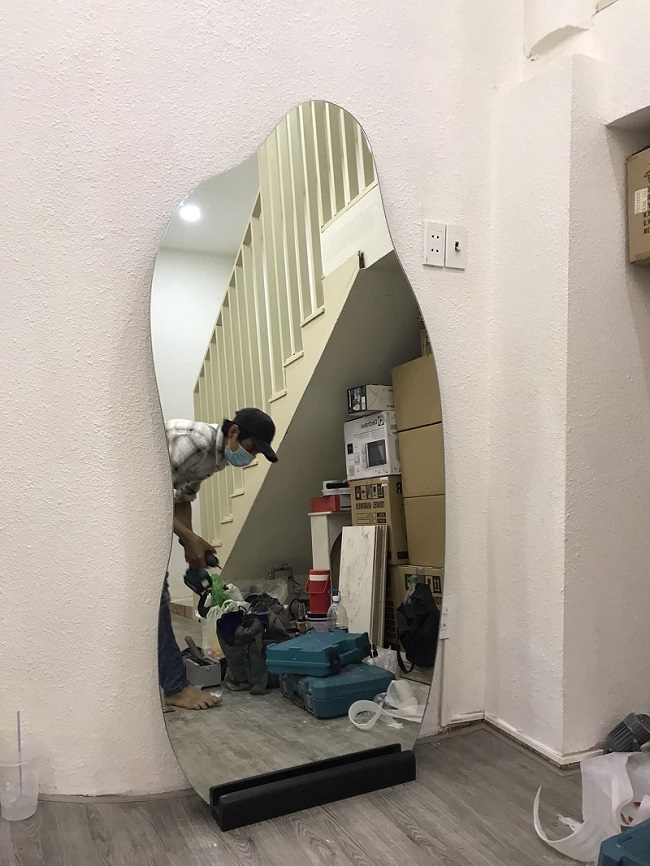 gương dựa tường