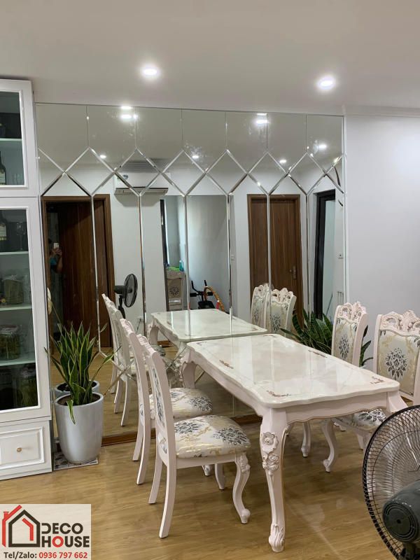 Gương dán tường tại Tây Hồ