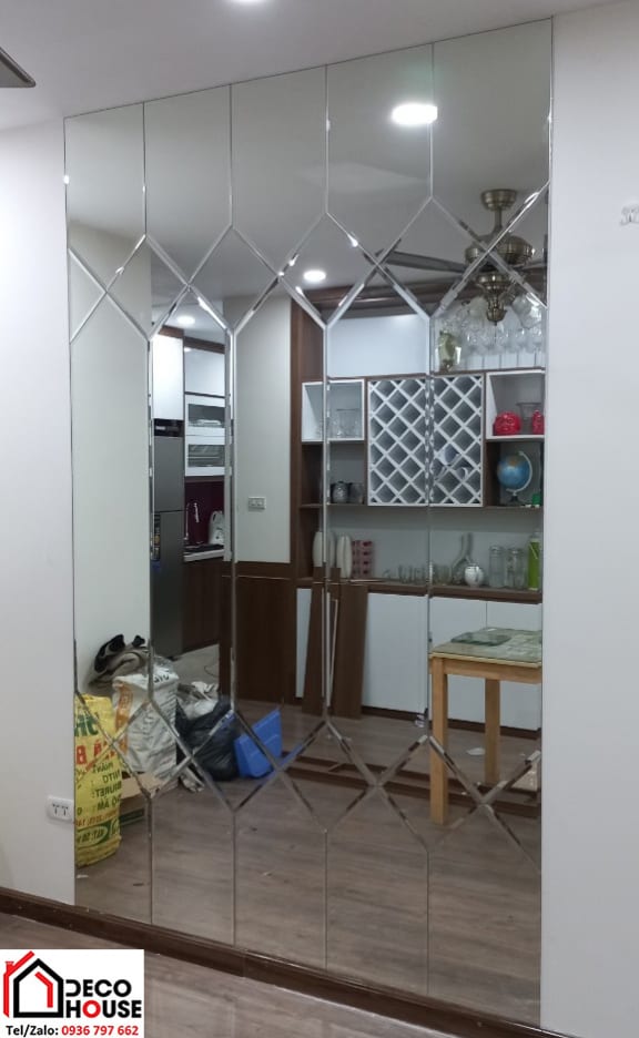 Gương ghép ô dán tường phòng bếp