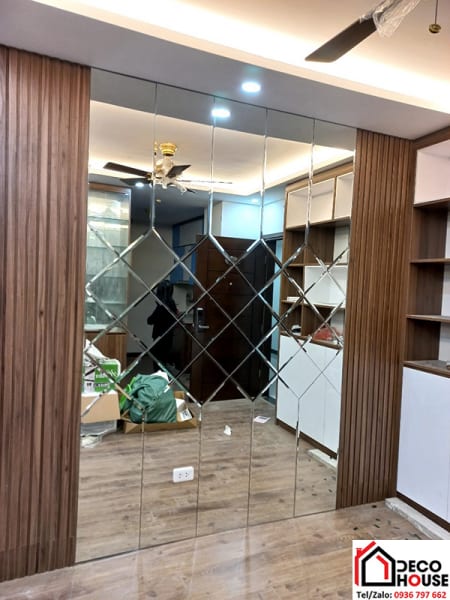 Gương ghép trang trí phòng khách Hoàng Mai