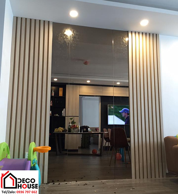 Gương ốp tường phòng khách tại Tây Hồ